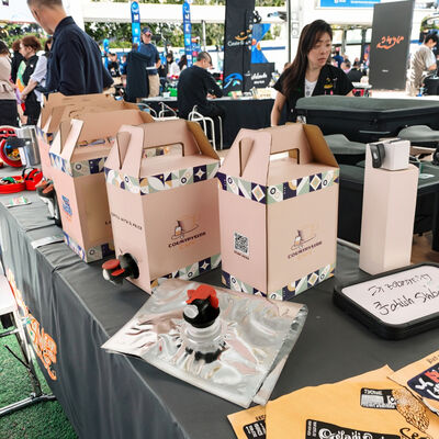 عبوة بلاستيكية بصنبور ذات سطح محكم مناسبة لتطبيقات تغليف السوائل الغذائية